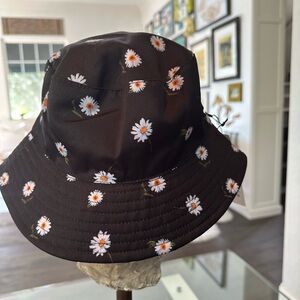 NWT Alice + Olivia Reversible Black Daisy Bucket Hat